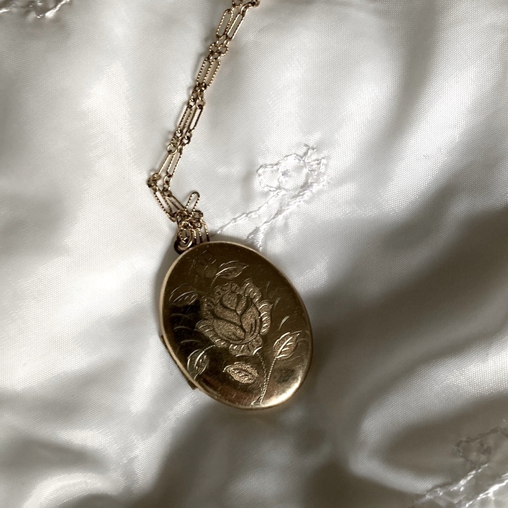 Vtg. Gold Rose Engraved Locket Necklace